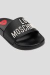 Вьетнамки и слайдеры Moschino